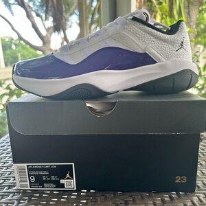 Air Jordan purple white black NWT and box size 9